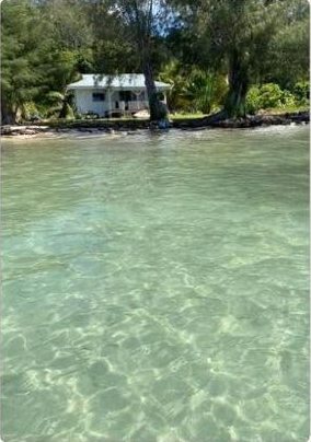 Eau turquoise du lagon devant la maison