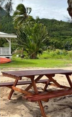 Table de pique-nique en bois sur le sable