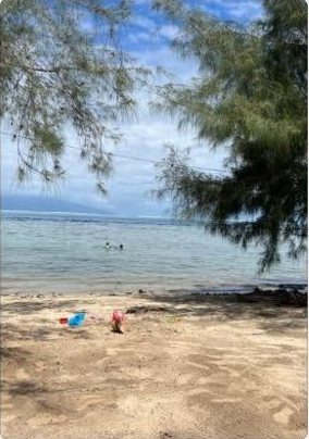 Petite plage de sable et baignade dans le lagon