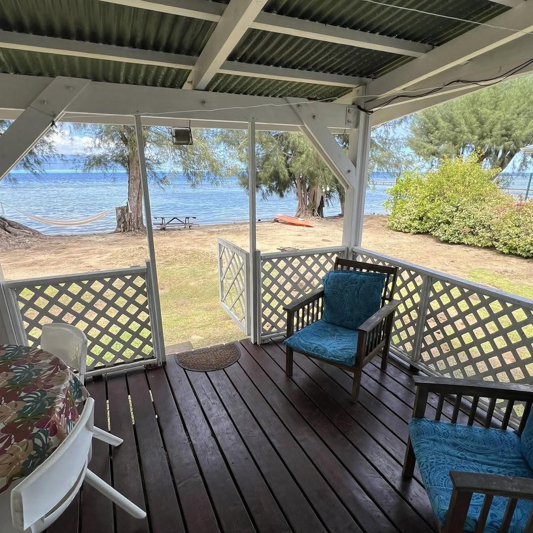Terrasse couverte de la maison, face au lagon de Maatea et au hamac